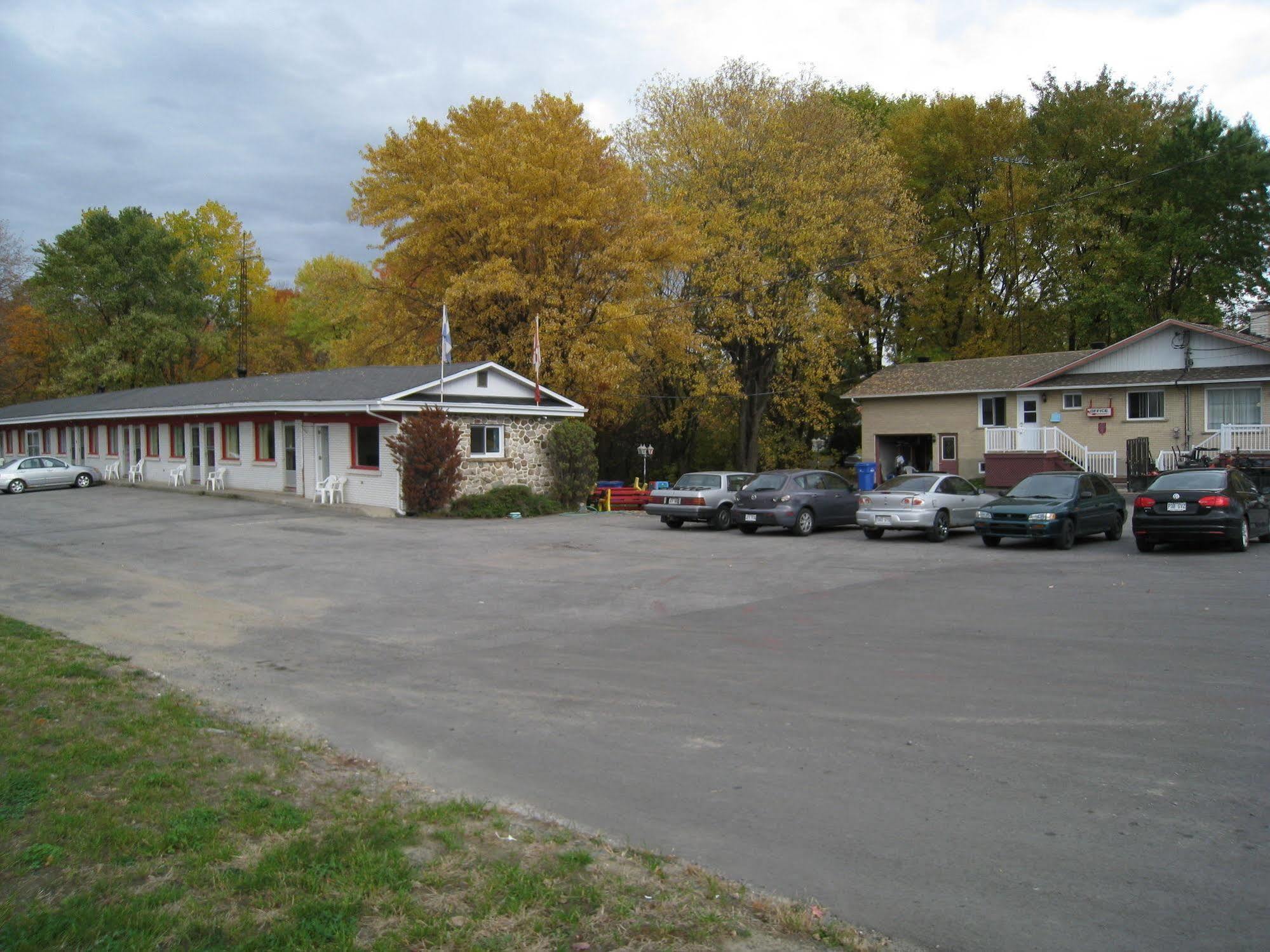 Motel Des Erables Coteau-du-Lac Esterno foto